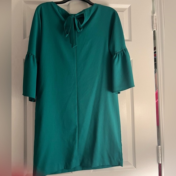 Green dress with tie in back and fluttery sleeves - Picture 2 of 4